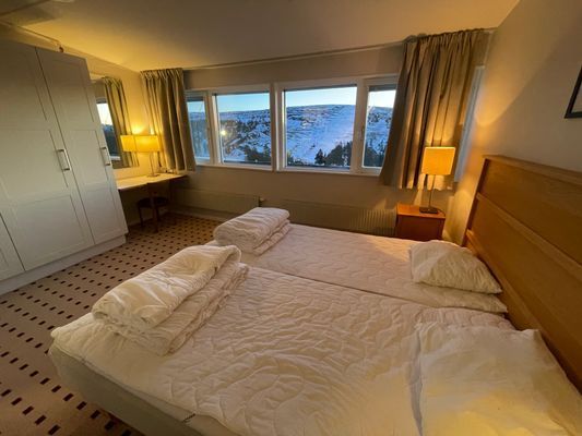 Etagelägenhet med balkong mot backarna/fjället - Bild 16