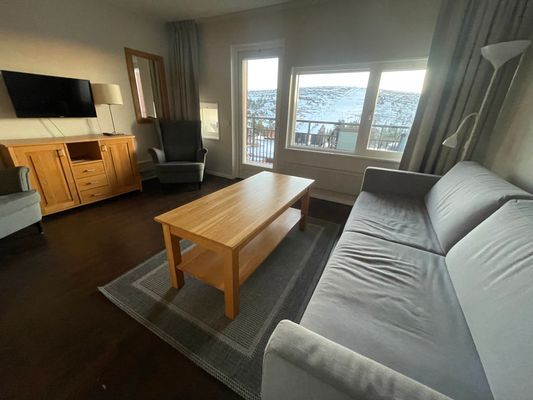 Etagelägenhet med balkong mot backarna/fjället - Bild 14