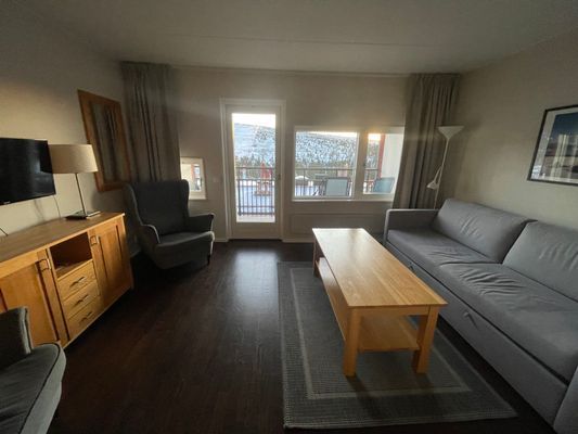 Etagelägenhet med balkong mot backarna/fjället - Bild 13