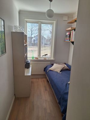 Sovrum med enkelsäng (90 cm).