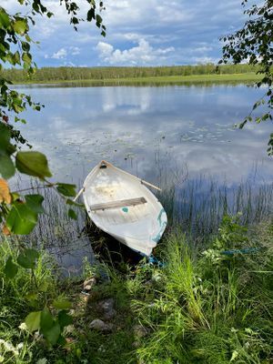 Hyr denna stuga i  på 160 m². 8 sängplatser. Från 8 000 kr per vecka. Se bilder och tillgänglighet här.