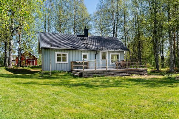 Hyr denna stuga i Västerbotten på 78 m². 6-7 sängplatser. 6 000 - 14 000 kr per vecka. Se bilder och tillgänglighet här.