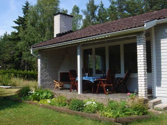 Hyr denna stuga i  på 100 m². 6-8 sängplatser. 8 000 - 8 500 kr per vecka. Se bilder och tillgänglighet här.