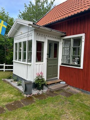 Hyr denna stuga i Högsby på 60 m². 6 sängplatser. Från 4 000 kr per vecka. Se bilder och tillgänglighet här.