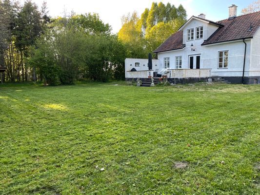 Hyr denna stuga i Skivarp på 120 m². 4-5 sängplatser. 8 000 - 10 000 kr per vecka. Se bilder och tillgänglighet här.