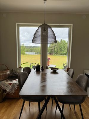 Matbord ansluten till kök