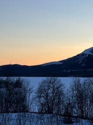 Stuga med fjäll- och sjöutsikt, bastu, och kamin - Bild 37