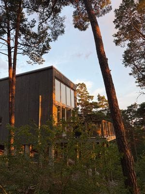 Arkitektritat hus vid havet – 12 km från Visby