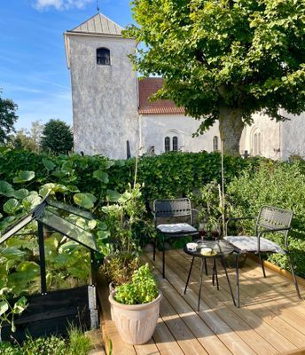 Varsamt renoverad tegellänga i liten kyrkby - Bild 6