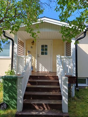Hyr denna stuga i  på 120 m². 5-6 sängplatser. 6 500 - 8 500 kr per vecka. Se bilder och tillgänglighet här.