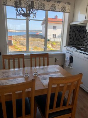 Hyr denna stuga i Åstol på 35 m². 2-3 sängplatser. 3 360 - 5 217 kr per vecka. Se bilder och tillgänglighet här.