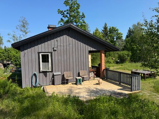 Hyr denna stuga i Älmsta på 45 m². 2 sängplatser. Från 5 000 kr per vecka. Se bilder och tillgänglighet här.