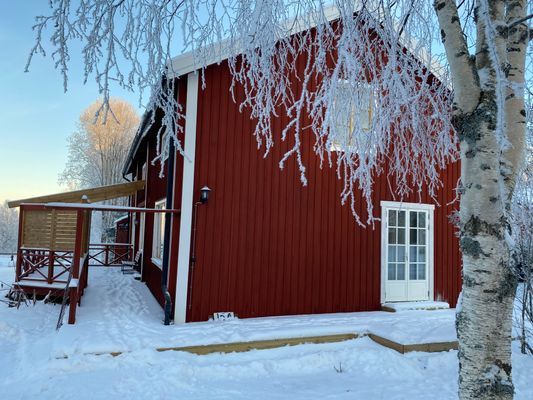 Hyr denna stuga i Ljusdal på 100 m². 4-5 sängplatser. 8 000 - 12 000 kr per vecka. Se bilder och tillgänglighet här.