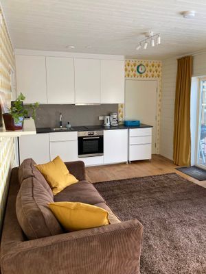 Hyr denna stuga i  på 45 m². 4 sängplatser. 5 000 - 7 500 kr per vecka. Se bilder och tillgänglighet här.