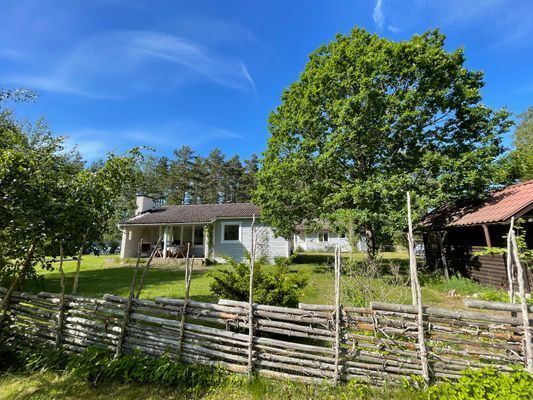 Två stugor i Malexander vid sjön Sommen