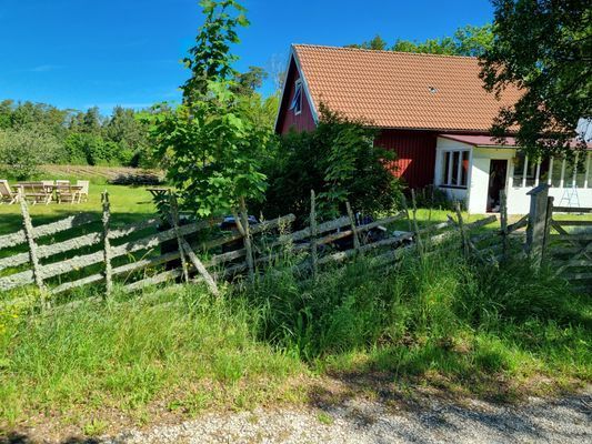 Hyr denna stuga i Fårö på 130 m². 8 sängplatser. 11 000 - 14 000 kr per vecka. Se bilder och tillgänglighet här.