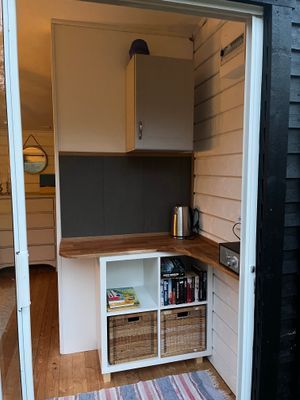 Litet "pentry" i gäststugan