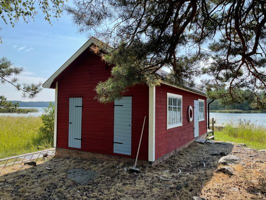 Vedeldad bastu med brygga