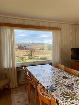 Hyr denna stuga i  på 110 m². 8 sängplatser. 5 500 - 6 000 kr per vecka. Se bilder och tillgänglighet här.