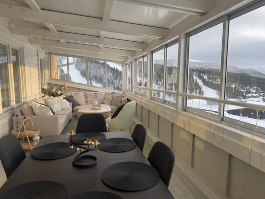 Stor inglasad balkong med oslagbar utsikt.