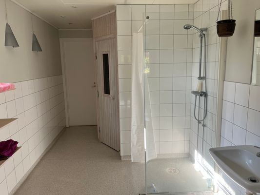 Generös enplansvilla med bad, fiske och skog - Bild 14