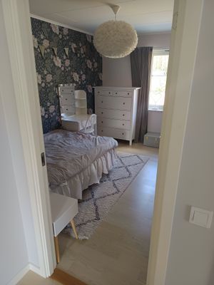 Hyr denna stuga i  på 144 m². 8-9 sängplatser. Från 35 000 kr per vecka. Se bilder och tillgänglighet här.