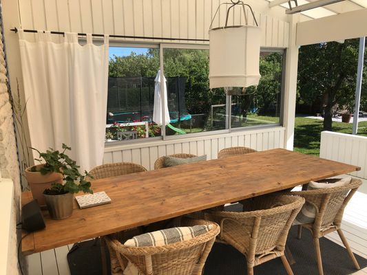 Uteplats med stort bord