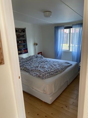 Hyr denna stuga i Åhus på 60 m². 7 sängplatser. 8 000 - 9 000 kr per vecka. Se bilder och tillgänglighet här.