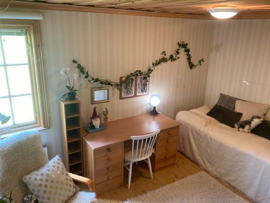 Ombonad stuga vid spår och sjö i Harsa - Bild 21