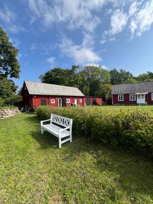 Hyr denna stuga i Böda på 40 m². 4-6 sängplatser. 10 000 - 12 600 kr per vecka. Se bilder och tillgänglighet här.