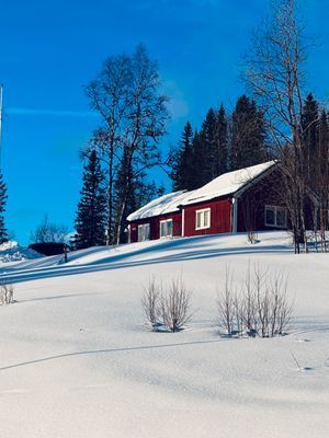 Hyr denna stuga i Åkersjön på 95 m². 8 sängplatser. 5 500 - 9 500 kr per vecka. Se bilder och tillgänglighet här.