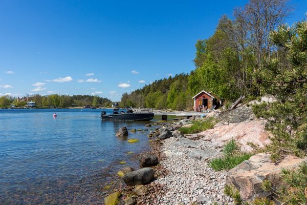 Privat sjötomt med egen brygga i sydväst - två hus