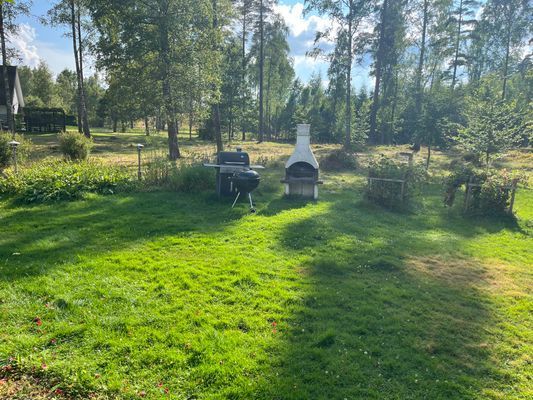 Generös enplansvilla med bad, fiske och skog - Bild 18