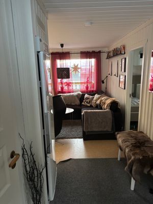 Hyr denna stuga i Björnrike på 50 m². 6 sängplatser. 12 600 - 15 500 kr per vecka. Se bilder och tillgänglighet här.