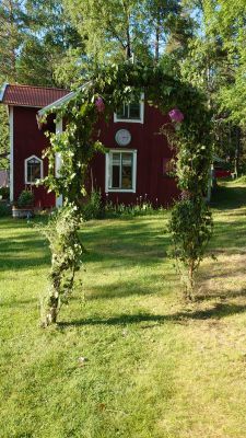 Hyr denna stuga i  på 69 m². 4 sängplatser. Från 4 000 kr per vecka. Se bilder och tillgänglighet här.