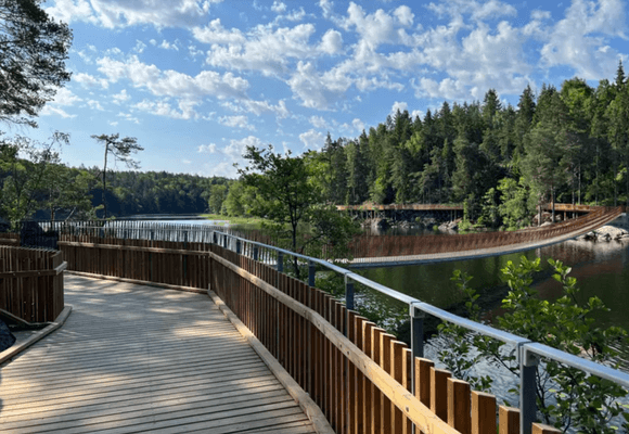 500m från stugan finns en ny gångbro över Nyforsviken som kopplar samman Alby och Tyresta naturreservat. Tillsammans med gångvägar och spänger gör bron naturen mer tillgänglig för alla att uppleva och utforska.