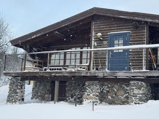 Hyr denna stuga i  på 80 m². 7-9 sängplatser. 6 000 - 16 000 kr per vecka. Se bilder och tillgänglighet här.