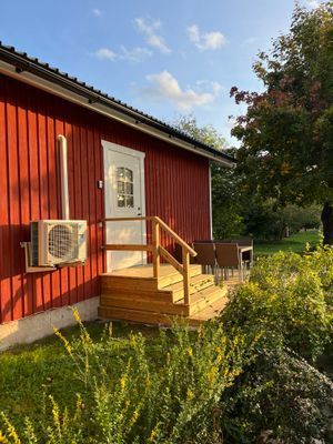 Hyr denna stuga i  på 55 m². 4-6 sängplatser. Från 7 875 kr per vecka. Se bilder och tillgänglighet här.