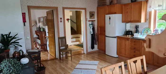 Köket, vy mot hall och trapp övervåning