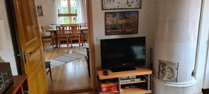 TV-rum innanför kök