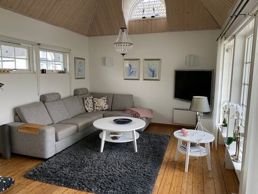 Hyr denna stuga i Öland på 90 m². 6 sängplatser. 10 000 - 16 000 kr per vecka. Se bilder och tillgänglighet här.