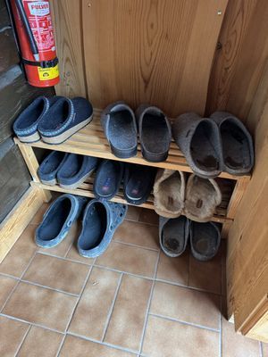 Yttre hall, tofflor finns att låna, även foppatofflor för bastun.