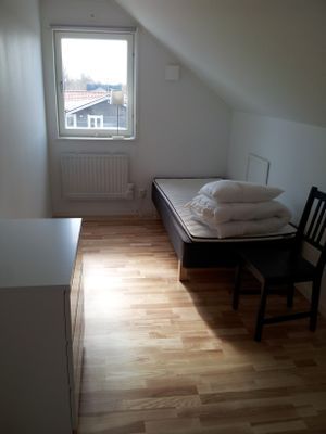 Stort modernt hus centralt i Ljugarn - Bild 9