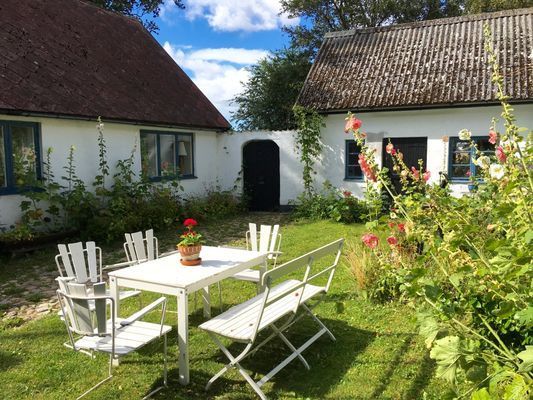 Fyrlängad gård mitt på Österlen