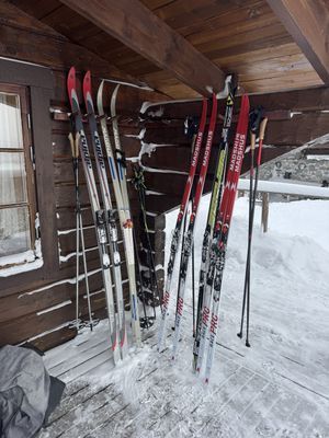 Förvaring av skidor utanför sovrum 1