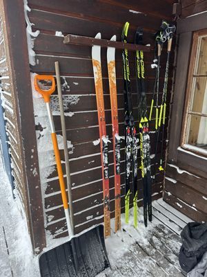 Förvaring av skidor utanför sovrum 1