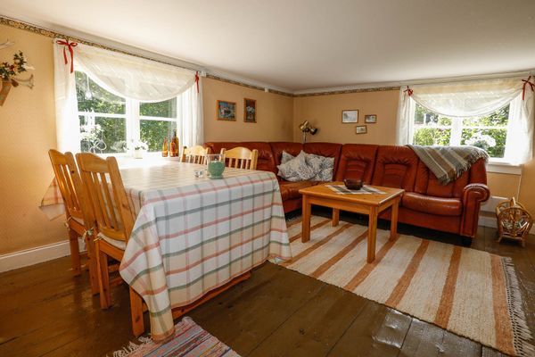 Stuga i Brokind mitt i eklandskapet - Bild 6