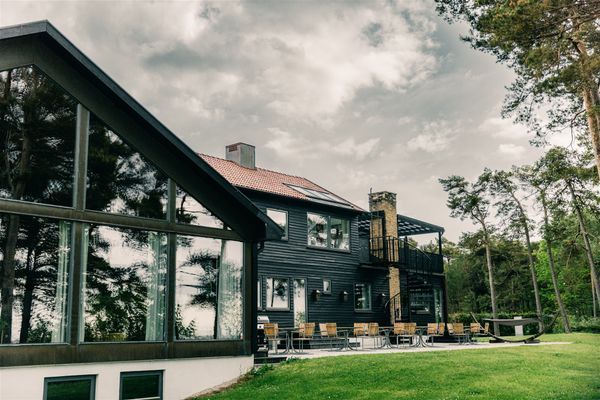 Hyr denna stuga i Gotland på 660 m². 17-23 sängplatser. 29 000 - 105 000 kr per vecka. Se bilder och tillgänglighet här.