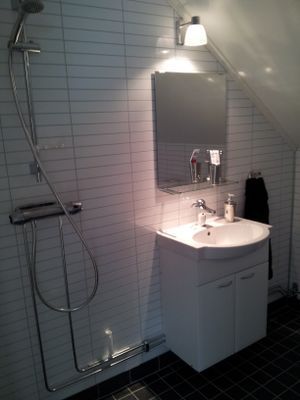 Stort modernt hus centralt i Ljugarn - Bild 17