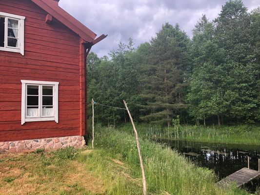 Hyr denna stuga i  på 60 m². 6 sängplatser. Från 5 300 kr per vecka. Se bilder och tillgänglighet här.